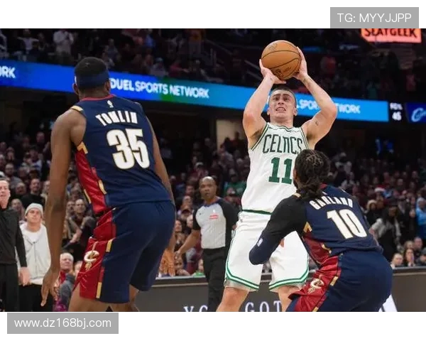 普里查德上半场表现抢眼12投5中贡献11分6助攻助力球队进攻